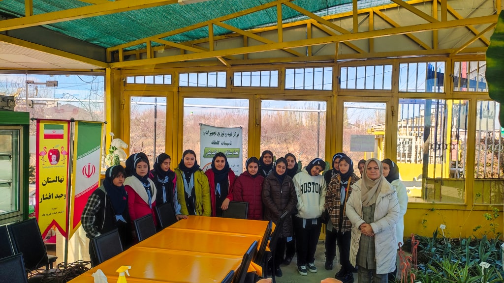 بازدید دانش‌آموزان مدرسه مهرآیین ارومیه از نهالستان وحیدافشار